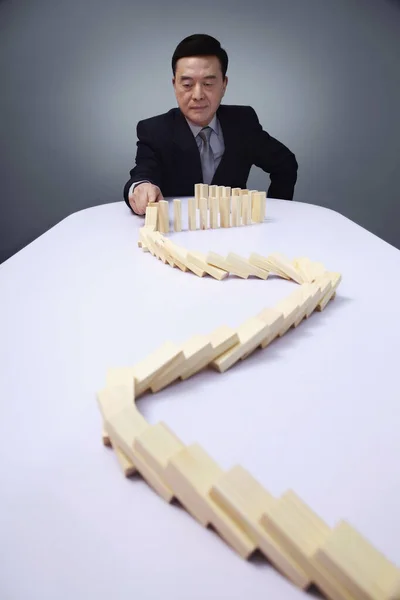 Geschäftsmann Spielt Mit Holzklötzen Auf Dem Tisch — Stockfoto