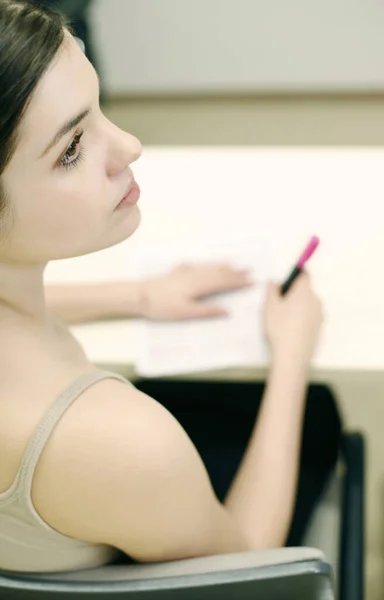 Vrouw Schrijven Close Bekijken — Stockfoto