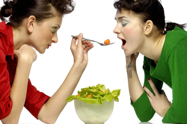 Mulher Alimentando Seu Amigo — Fotografia de Stock