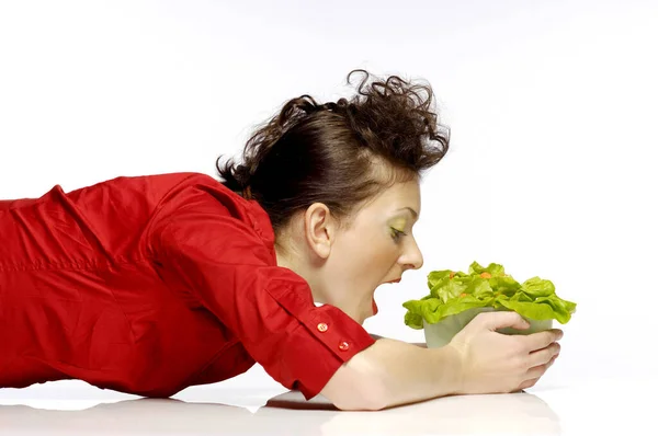 Mulher Comendo Uma Tigela Salada — Fotografia de Stock