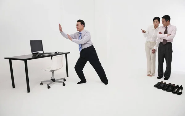 Affärsman Gör Tai Chi Sitt Kontor — Stockfoto