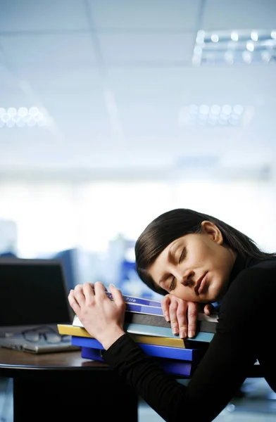 Affärskvinna Ligger Med Huvudet Hög Med Böcker — Stockfoto