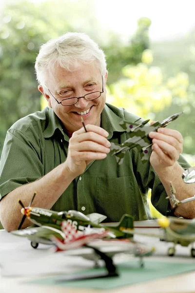 Senior Man Gebouw Model Vliegtuig — Stockfoto