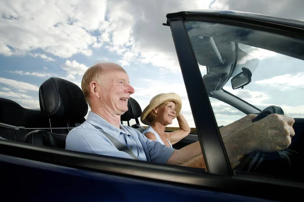 車で旅行するシニアカップル — ストック写真