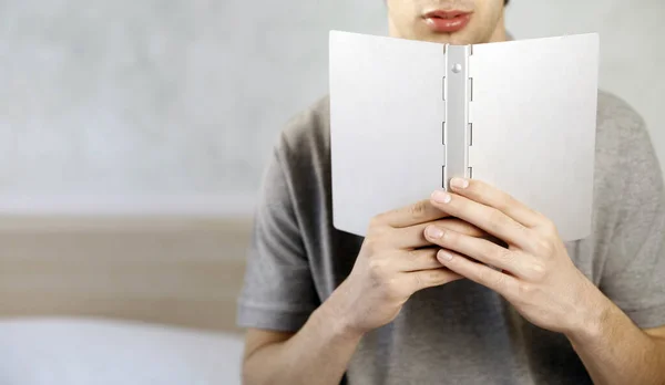 Jovem Segurando Livro — Fotografia de Stock