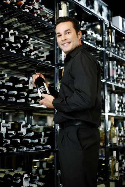 Muž Vybírající Víno Vinném Sklepě — Stock fotografie