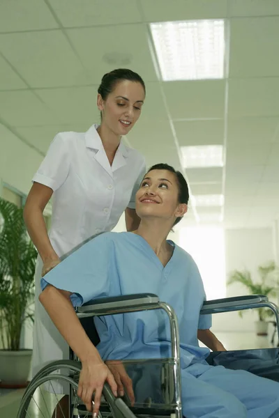 Krankenschwester Schubst Frau Rollstuhl — Stockfoto