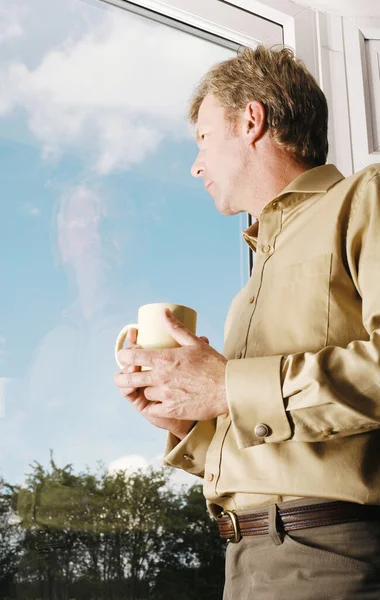 Zakenman Die Een Kop Drank Vasthoudt Terwijl Hij Uit Het — Stockfoto