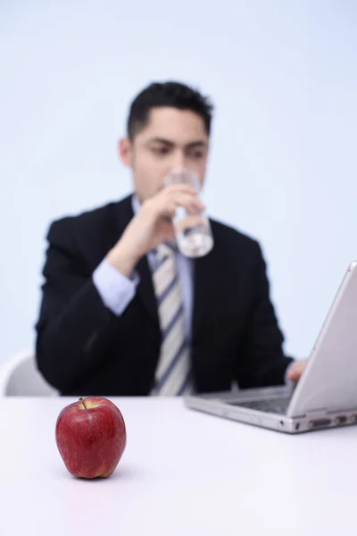 Affärsman Dricksvatten När Använder Laptop — Stockfoto