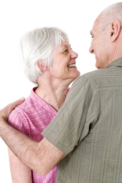 Starší Muž Žena Usmívají Při Objímání — Stock fotografie