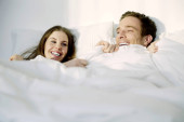 šťastný mladý pár v posteli