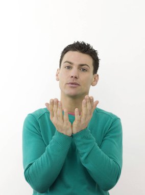 Beyaz arka planda kızgın bir adam 