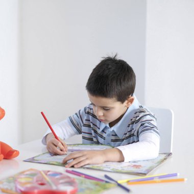 Okul çocuğu ödevini yapıyor.