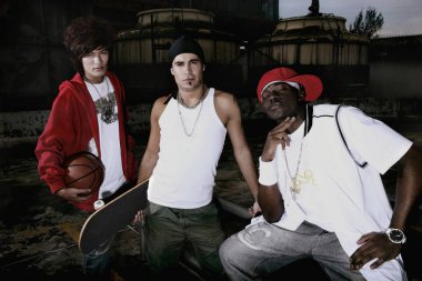 Kameraya poz veren üç adam.