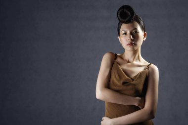 Kadın gece elbisesi giymiş