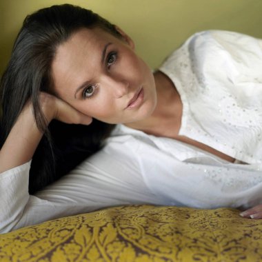 Kameraya poz veren bir kadın.