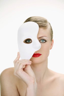Beyaz maskeli kadın