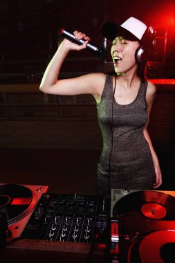 Kadın mikrofona şarkı söylüyor