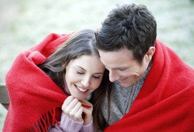 Kırmızı battaniyeli çift.