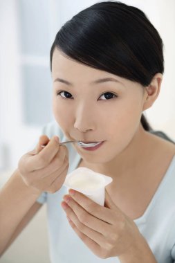 Yoğurt yiyen kadın portresi