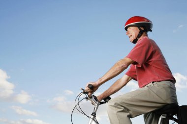 Bisikletli, kasklı son sınıf öğrencisi.