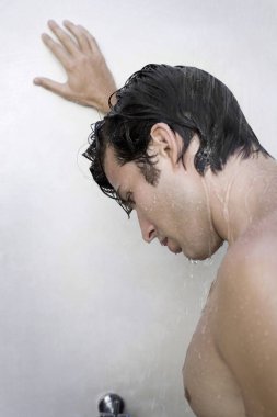 Adam duş alıyor.