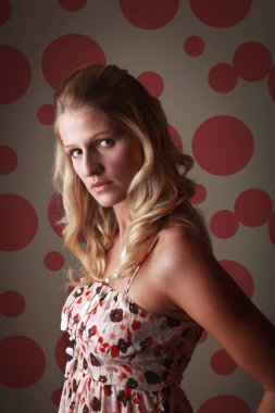 Kameraya poz veren kadın