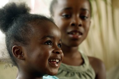 Kızlar boş zamanlarında eğleniyorlar.