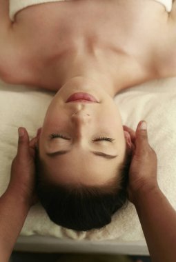 Kadın vücut masajından hoşlanıyor.