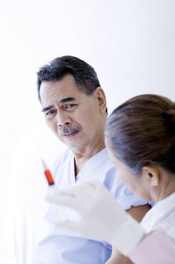 Yaşlı adam iğneden korkuyor.