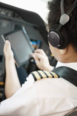 Pilot özel jet kokpitinde
