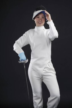 Eskrim folyosu olan kadın kameraya poz veriyor.