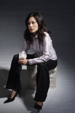 Kameraya poz veren kadın