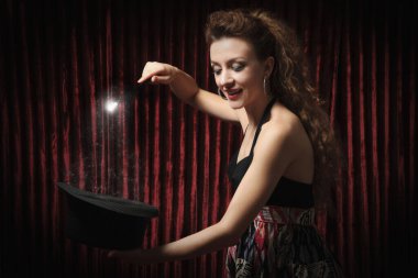 Kadın hat-trick yapıyor.