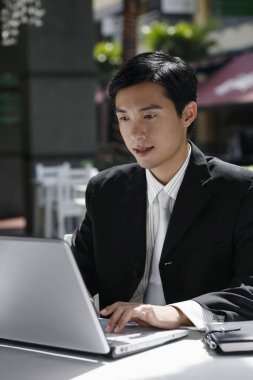 İş adamı dizüstü bilgisayar kullanıyor