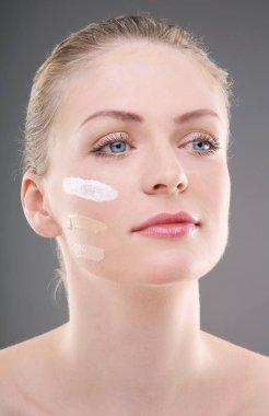 Yanağında üç temel tonu olan bir kadın.