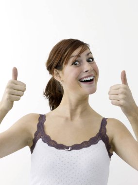 Mutlu kadın çift başparmak gösteriyor.