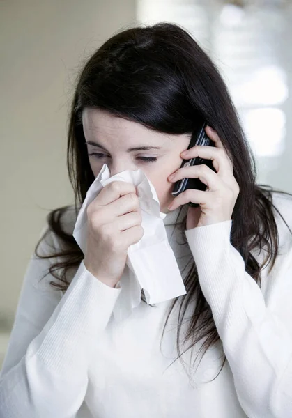 Kvinna Med Förkylning Telefonen — Stockfoto