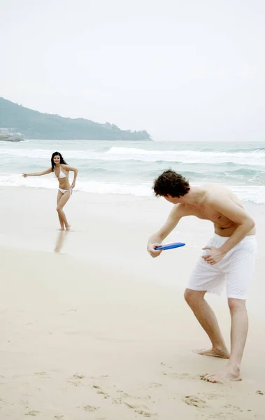 Coppia Che Gioca Frisbee Sulla Spiaggia — Foto Stock