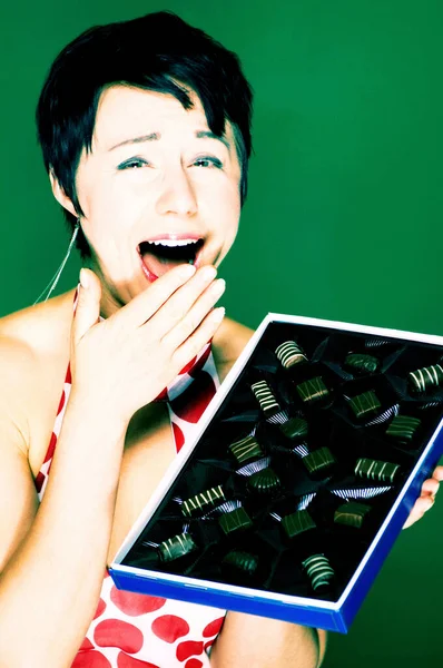 Mujer Aspecto Sorprendido Mirando Una Caja Vacía Chocolates — Foto de Stock