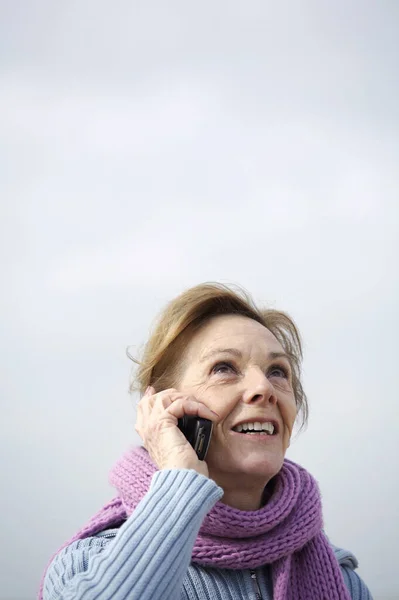 Gülümseyen Telefonla Konuşan Bir Kadın — Stok fotoğraf