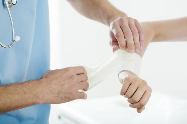 Médico Sexo Masculino Tratando Paciente — Fotografia de Stock