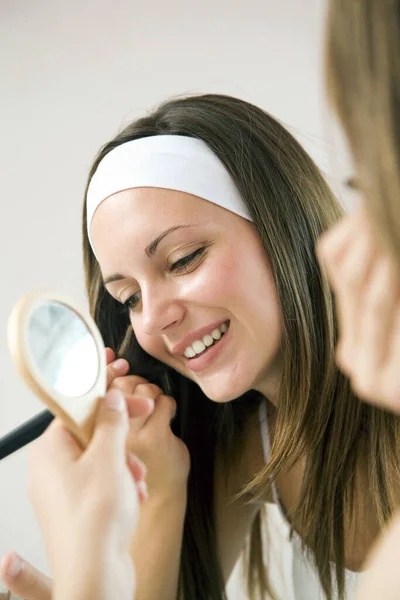 Ragazze Che Applicano Trucco Camera Letto — Foto Stock