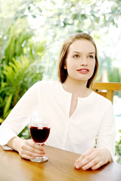 Mujer Disfrutando Una Copa Vino Tinto —  Fotos de Stock