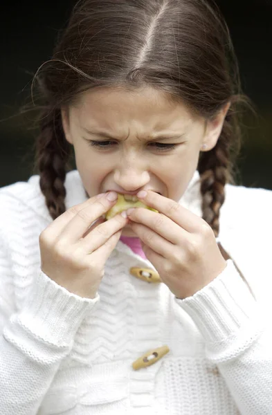 Menina Comer Uma Maçã — Fotografia de Stock