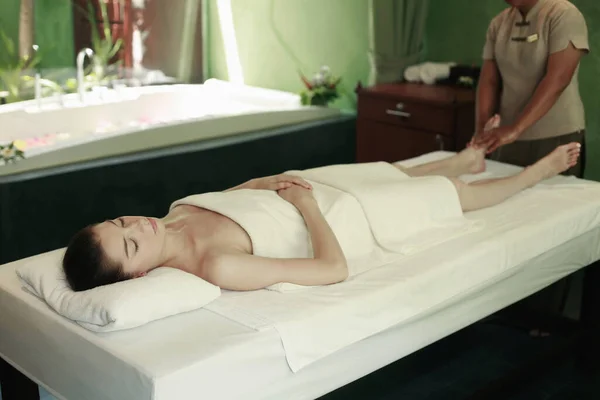 Femme Bénéficiant Massage Des Pieds — Photo