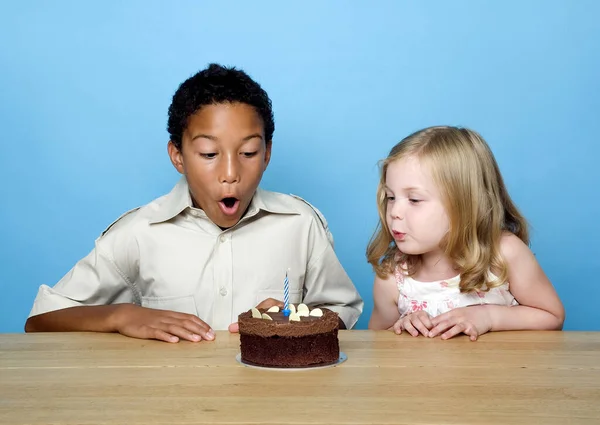 Crianças Soprando Velas Bolo Aniversário — Fotografia de Stock