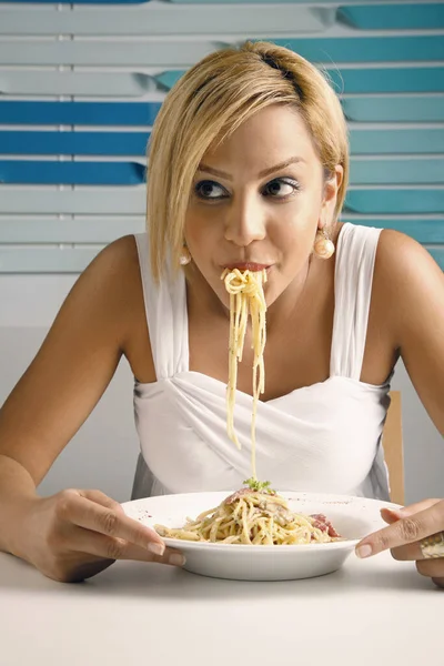 吃意大利面的年轻女人 — 图库照片