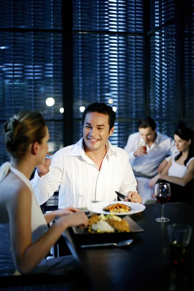 Uomo Che Nutre Sua Ragazza Mentre Cena Ristorante — Foto Stock