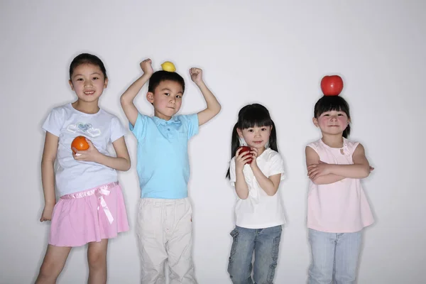 Kinder Halten Und Balancieren Früchte — Stockfoto